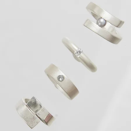 Fyra ringar, stl 15¾-16½, bredd 3,5-11,5mm, Exign, 925/1000 silver Vikt: 31,1 g