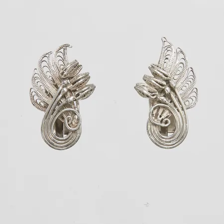 Ett par örhängen, filigranarbete, längd ca 27,5mm, bredd 17mm, clips, 925/1000 silver Vikt: 5,3 g