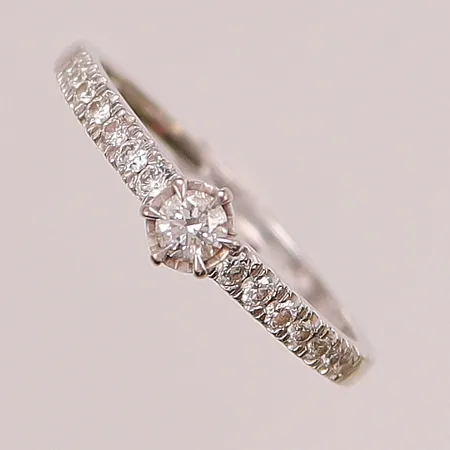 Ring med diamanter 1xca0,15, 14xca0,01ct, Ø18, bredd: 1,3-4,9mm, Guldfynd, vitguld 18K, 2,6g.