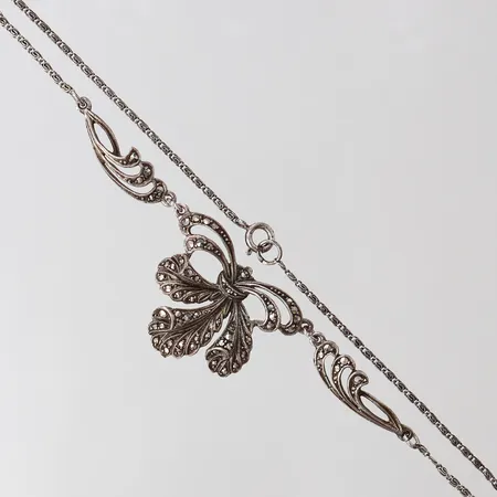 Collier med markasiter, längd 43,5cm, bredd 1,5-23mm, silver 830/1000.  Vikt: 9,4 g