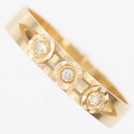 Ring med diamanter 3 x ca 0,01ct, stl 15¾, bredd 3mm, Guldfynd, 18K  Vikt: 1,3 g