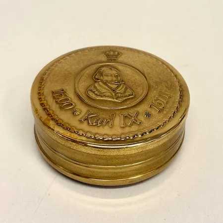 Snusdosa, Skultuna, 1600 Karl IX 1611, mässing, Ø7,5cm