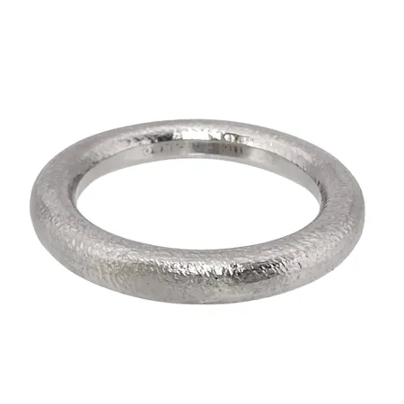 Ring, 18K vitguld, matterad modell, rundad skena, Guldsmed Rolf Nilsson (OWN), Kristianstad, Ø19¼ mm, bredd 3,7 mm, fint skick Vikt: 11,9 g