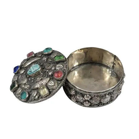 Dosa, silver, färgade stenar + Skarabé, höjd inkl. lock 4,5 cm, diameter Ø6,5 cm, enstaka stenar med slitage, små bristningar, mörk patina Vikt: 93,9 g