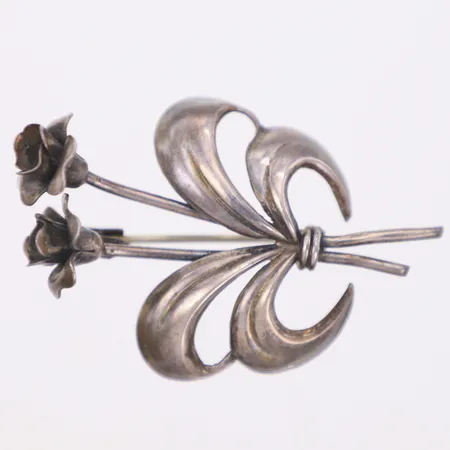 Brosch med blommor, längd 48mm, bredd 31mm, Ge-Kå Rolf Kaplan Ab, silver 830/1000 Vikt: 5,8 g