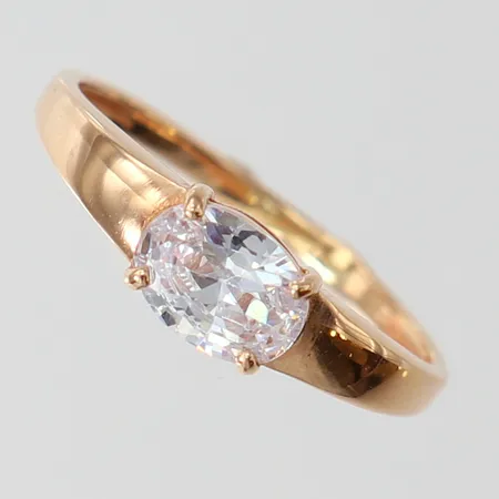 Ring med vit sten, stl: 17¼, bredd 1,8-5mm, 14K.  Vikt: 1,6 g