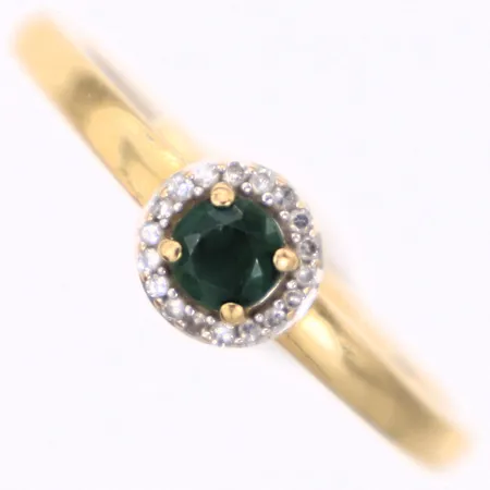 Ring med grön sten och diamanter 18xca0,005ct åttkantslipade, stl 17¾, bredd 1,7-6,2mm, skev, 18K  Vikt: 2,4 g