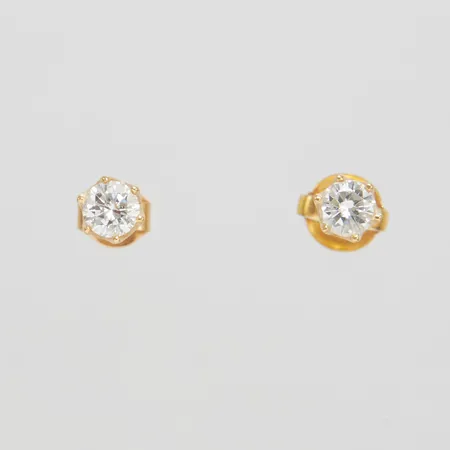 Ett par örhängen, briljantslipade diamanter 2 x ca 0,25ct, TCr-Cr /SI2-P1 Ø4,5mm, omaka snurrebussar, 18K Vikt: 1,2 g