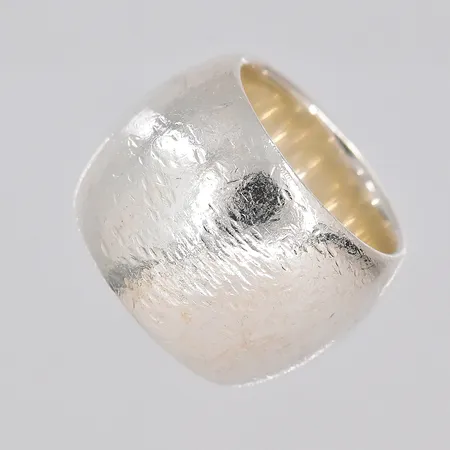Ring, stl 17½, bredd 17mm, repig, silver 925/1000 Vikt: 29,7 g
