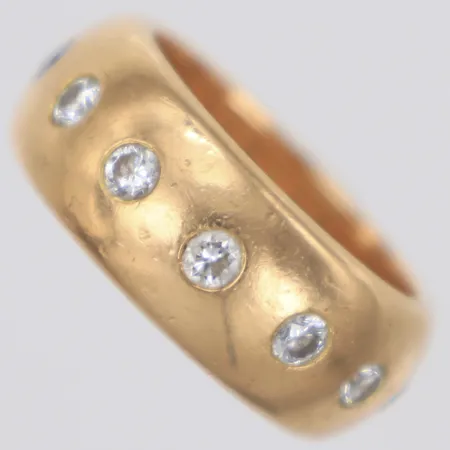 Ring med diamanter 12xca0,10ct, stl 17¾, bredd 8,7mm, personlig gravyr, en skadad diamant, ostämplad, 18K Vikt: 17,5 g