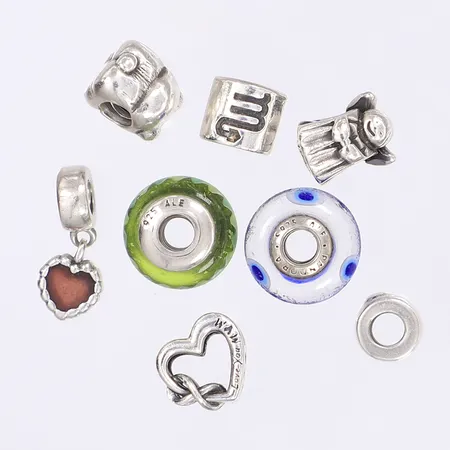 Parti om 8 berlocker, Pandora, delvis glas, bruksslitage, silver 925/1000 Vikt: 23,9 g