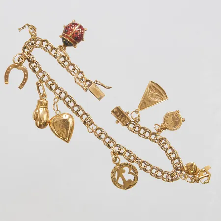 Armband, åtta berlocker, längd ca 19cm, defekta länkar samt berlocker, 18K Vikt: 16,3 g