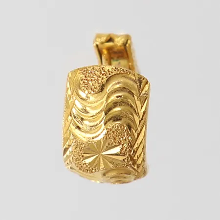 Udda örhänge, 13x7,5mm, 21K.  Vikt: 1,6 g
