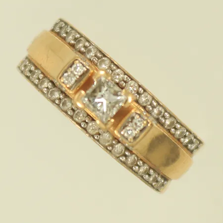 Ring med diamanter, totalt 0,56ct enligt gravyr, stl 16¾, bredd 6mm,18K, 6,2g 