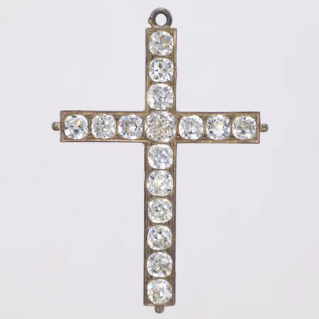 Hänge kors med vita stenar, längd 54,2mm, bredd 5,7-38,3mm, ostämplat silver  Vikt: 8,8 g