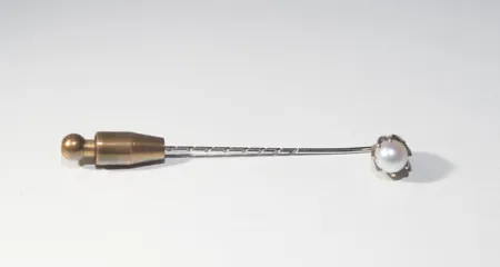 Slipshållare med pärla, pärlans bredd 5,24 mm, 18k men låset ej guld ej räknad i vikten Vikt: 1,5 g