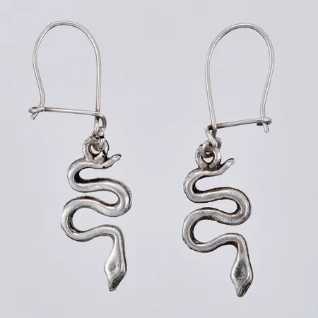 Ett par örhängen, längd: ca 3,2cm, bredd: ca 2-8mm, 925/1000 Vikt: 1,4 g
