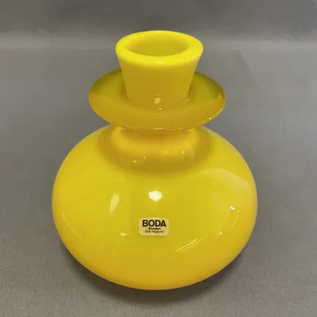 Vas, Erik Höglund, Boda Glasbruk, höjd ca 12cm, gult glas, signerad H 1853/190