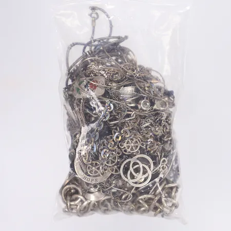 Diverse silver, delvis defekt, delvis med sten, silver 830-925/1000 Bruttovikt: 222,4g Vikt: 222,4 g