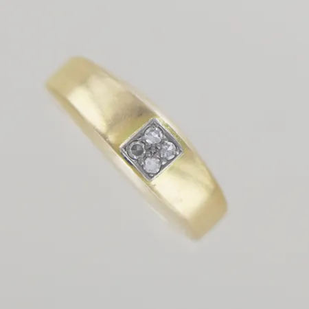 Ring med diamanter 4 x 0,01ct, Ø 20 mm, bredd 7,4mm, 18K 9,6gr  graverad Vikt: 9,6 g