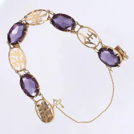Armband med lila stenar troligen syntetiska lila safirer, 18cm, bredd 13mm, slitage, ett hänge vid säkerhetskedjan saknas, 18K Bruttovikt: 25,1g Vikt: 25,1 g