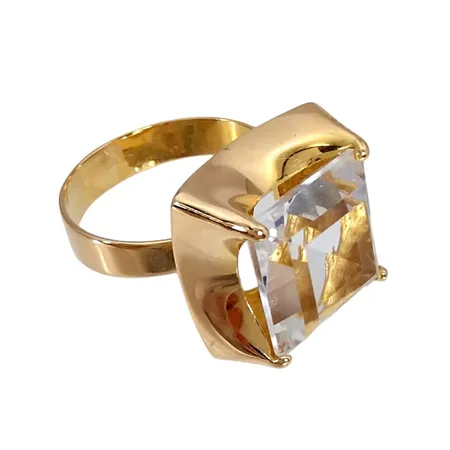 Ring, 18K guld, Bergkristall 12x12 mm, fattningens uppbyggnad (höjd) 10 mm, Örneus Guldsmedja, svensk kontrollstämpel, Ø18,0 mm, skenans bredd 3-4 mm, fattningens storlek 16x16 mm, fint skick Vikt: 8,1 g