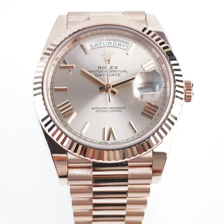 Herrur Rolex Day-Date 40  rosé 18k  ref: 228235 Serie nr: 26J3W852, uttagen 2021, box & cert, kort i länken ca: 17,5cm, 