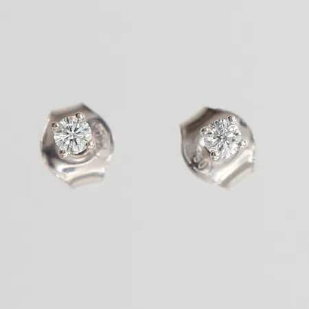 Ett par örhängen med diamanter 2 x ca 0,05ct, Ø2,5mm, vitguld, 18K Vikt: 0,7 g