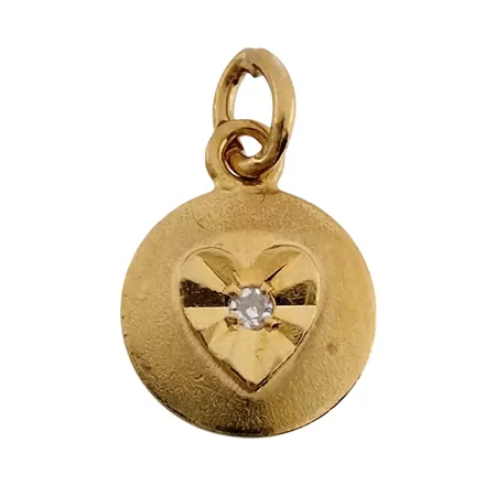Hänge, 18K guld, dekor av Hjärta, Diamant 0,005ct, svensk kontrollstämpel, längd inkl. ögla 14 mm, bredd 8 mm Vikt: 0,6 g