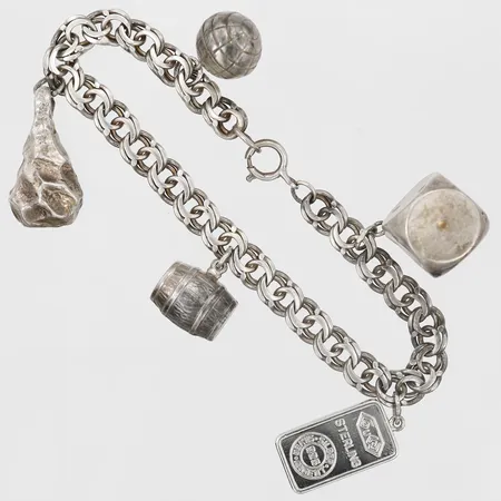 Armband Bismarck med fem berlocker, längd: 19cm, bredd: 6,5mm, bruksslitage en berlock i metall, silver, bruttovikt: 28,4g.  