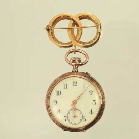 Mormorsur med brosch / hänge (omgjorda ringar, monogram, gravyrer) längd ca 70mm, bredd 32-35mm, 14-18K bruttovikt 45,6g (guldvikt ca 9g 18K/11g, 14K) 