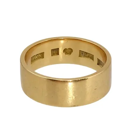 Ring, 18K guld, slät modell, Guldsmed Rolf Nilsson (OWN), svensk kontrollstämpel, Ø20¼ mm, bredd 7,5 mm, gravyr Vikt: 10,8 g