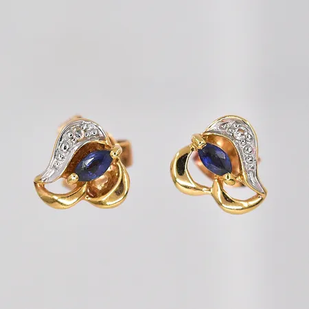 Ett par örhängen, Ø 7,2mm, udda stoppar, 18K Vikt: 1,1 g
