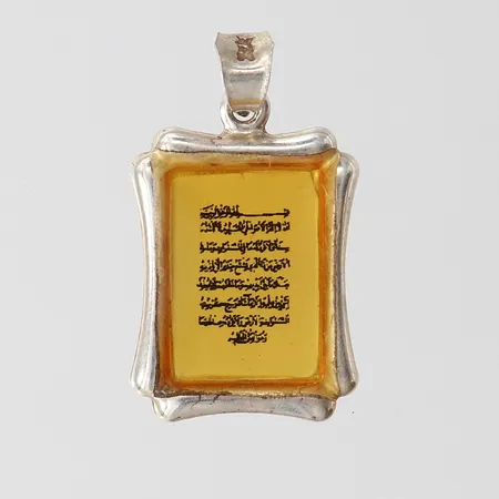 Hänge med arabisk text, 24,5x14mm ink ögla, silver 830/1000.  Vikt: 2,1 g
