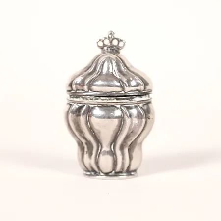 Luktdosa, rokokostil, 1900-tal, svensk importstämpel, höjd ca 6,5cm, slitage, silver.   Vikt: 32,4 g
