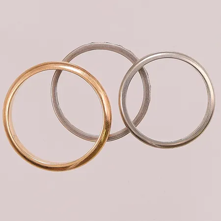 Ringar, 3st, graverade, en med små diamanter, 18K 9,5g.
