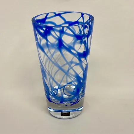 Vas, höjd 21cm, Ø12cm, Chaos, design Connie Moltubakk, etikettmärkt Steninge slott 300år, blåmönstrat klarglas, originalkartong Skickas med paket.