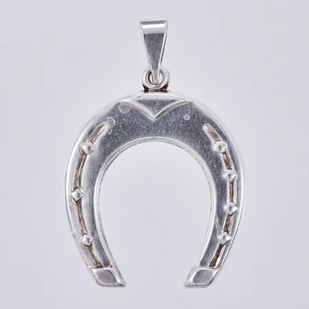Hänge, hästsko, längd: ca 2,5cm, bredd: ca 24mm, 925/1000 silver  Vikt: 5,5 g