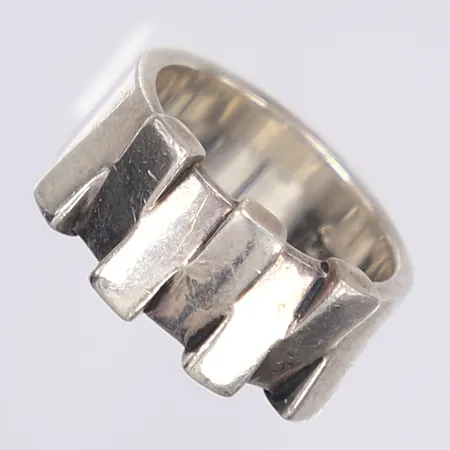 Ring, stl 20¼, bredd 9-11mm, silver 925/1000 Vikt: 14,5 g