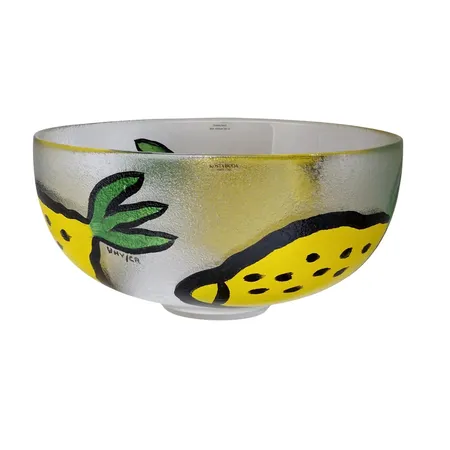 Konstglas - Skål, större modell, "Citroner" Ulrica Hydman-Vallien (1938-2018), Kosta Boda, handmålad dekor, höjd 14 cm, Ø28 cm, märkt med etikett, målad signatur UHV/CR, vikt omkring 2200 gram Skickas med postpaket.