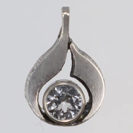 Hänge med fasettslipad bergkristall 10x15mm, otydliga stämplar troligen Sten & Laine, silver 925/1000 Vikt: 1,4 g