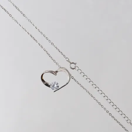 Collier med hänge, längd 40-45cm, bredd 1-21mm, silver 925/1000.  Vikt: 3 g