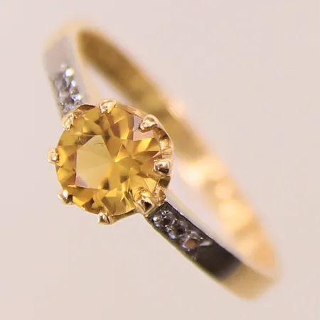 Ring med citrin samt cubic zirconia, stl 17¼, Jonssons Eftr Ciselör & Guldsmeds, år 1957, gravyr, bredd 2-7mm, 18K Vikt: 3 g
