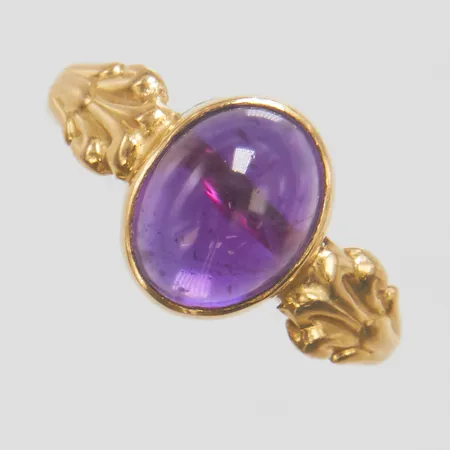 Ring, cabochonslipad ametist, stl 17½, bredd 2,5-10,5mm, finska stämplar, år  	1941, 18K, bruttovikt: 3,4g.