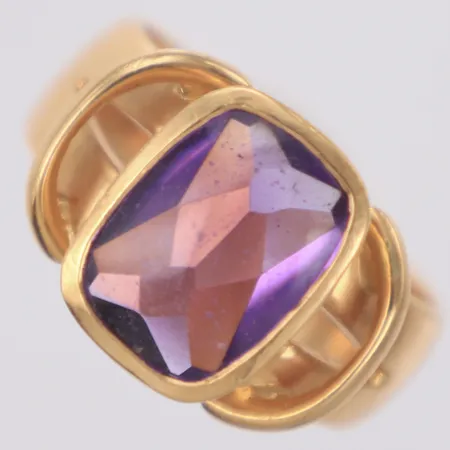 Ring med lila sten, stl 17½, bredd 6-13mm, 18K  Vikt: 8,2 g