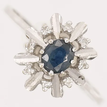 Ring med blå och vita stenar, stl 17, bredd 1-12mm, vitguld, 18K  Vikt: 2,4 g