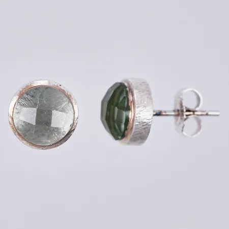 Ett par örhängen med grön sten, Ø 10mm, bredd: ca 6mm, silver, 925/1000 Vikt: 3,4 g