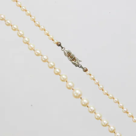 Pärlcollier, odlade pärlor, doserad, längd ca 56cm, bredd 3,5-6,5mm, lås i silver, bruksslitage, 835/1000 silver, bruttovikt: 12,2g.