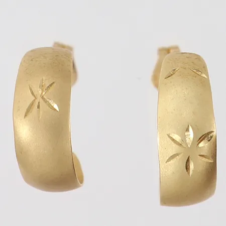 Ett par örhängen, halvcreoler med frostad yta, ca 12,5x5mm, skeva. 14K  Vikt: 0,9 g