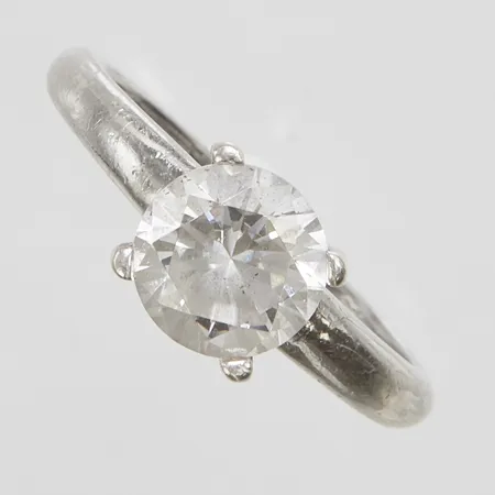 Ring, vit sten, stl 18, bredd 1,5-8mm, GHA, 925/1000 silver Vikt: 3 g